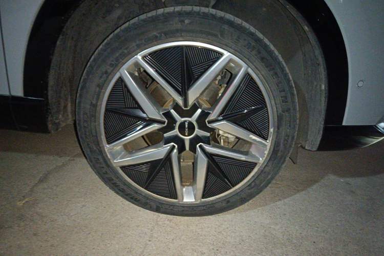 Used Roewe Jing 2022 2.0T Blue Whale Edition Right Front Wheel Hub