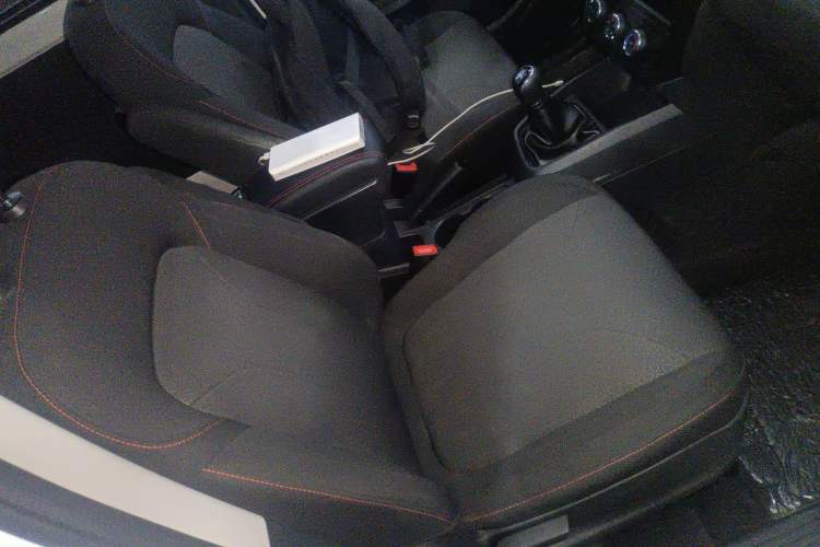 Used Dongfeng Fengon 380 2022 1.5L Comfort-Class Passenger Vehicle (Steel Spring) with 7 Seats