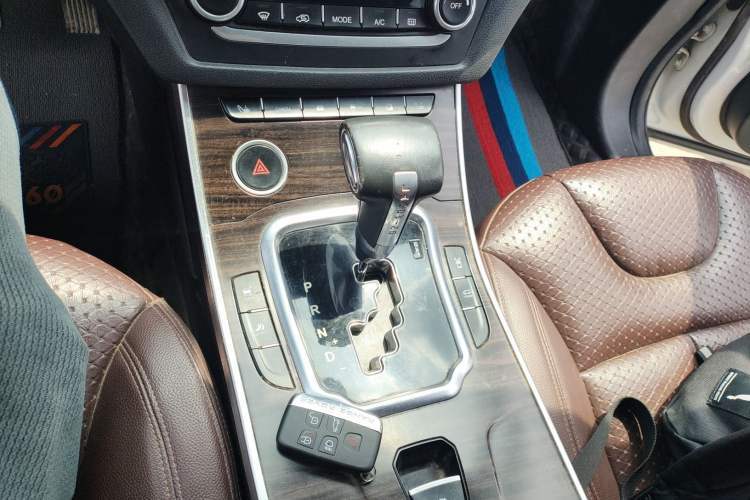 Used Land X7 2015 2.0T Panoramic Luxury Edition Gear Lever