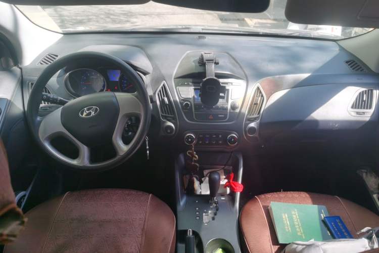 Used Hyundai ix35 2010 2.0L Automatic Two-Wheel Drive New Edition GL Center Console