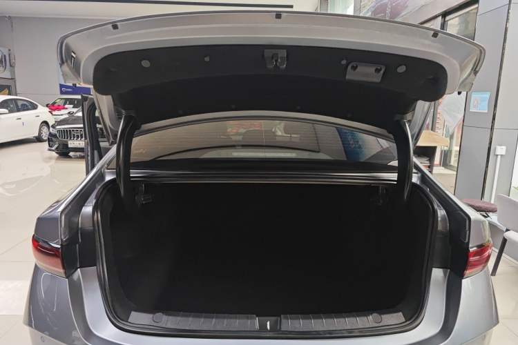 Used BYD Qin PLUS 2025 DM-i Smart Drive 55KM Leading Model Trunk