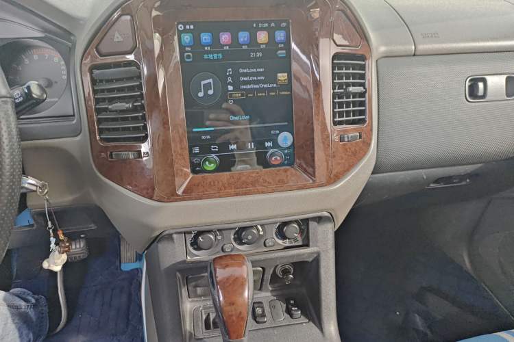 Used Mitsubishi Pajero 2006 3.0L AT GLS Audio And AC Panel