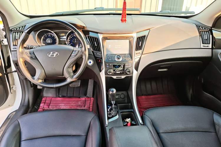 Used Hyundai Sonata 2014 2.4L Automatic Luxury Version China IV Standard Center Console