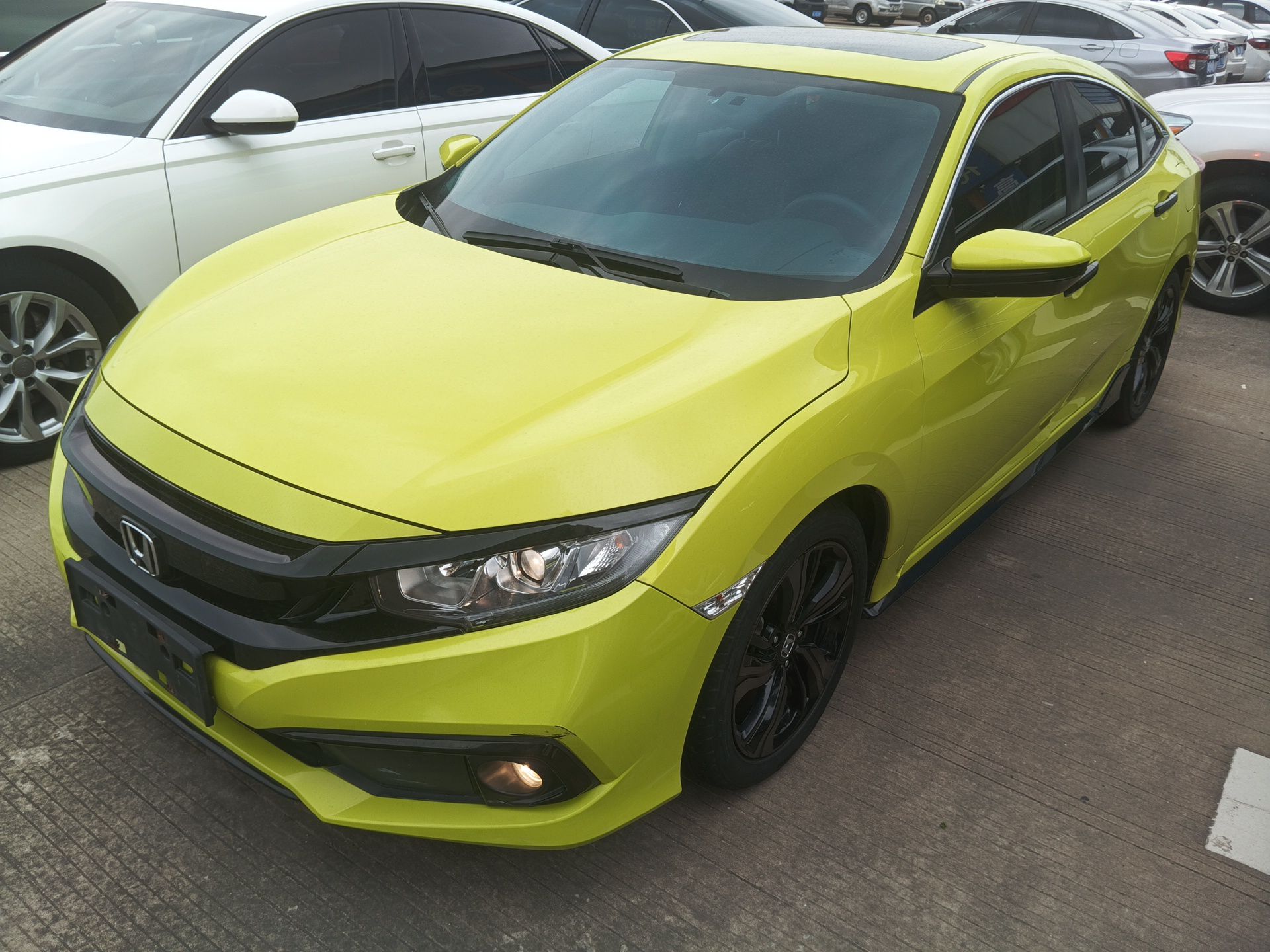 Под передней частью автомобиля