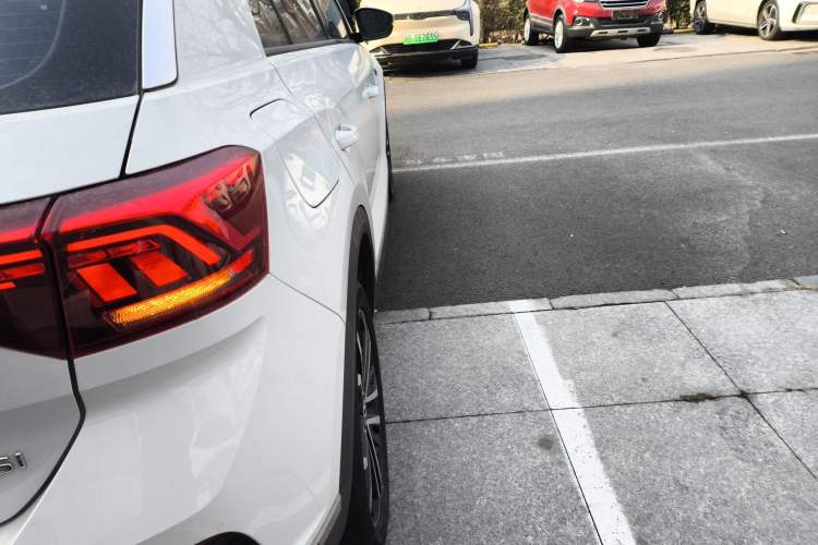 Used Volkswagen T-ROC 2021 280TSI DSG Two-Wheel Drive Comfort Connect Edition