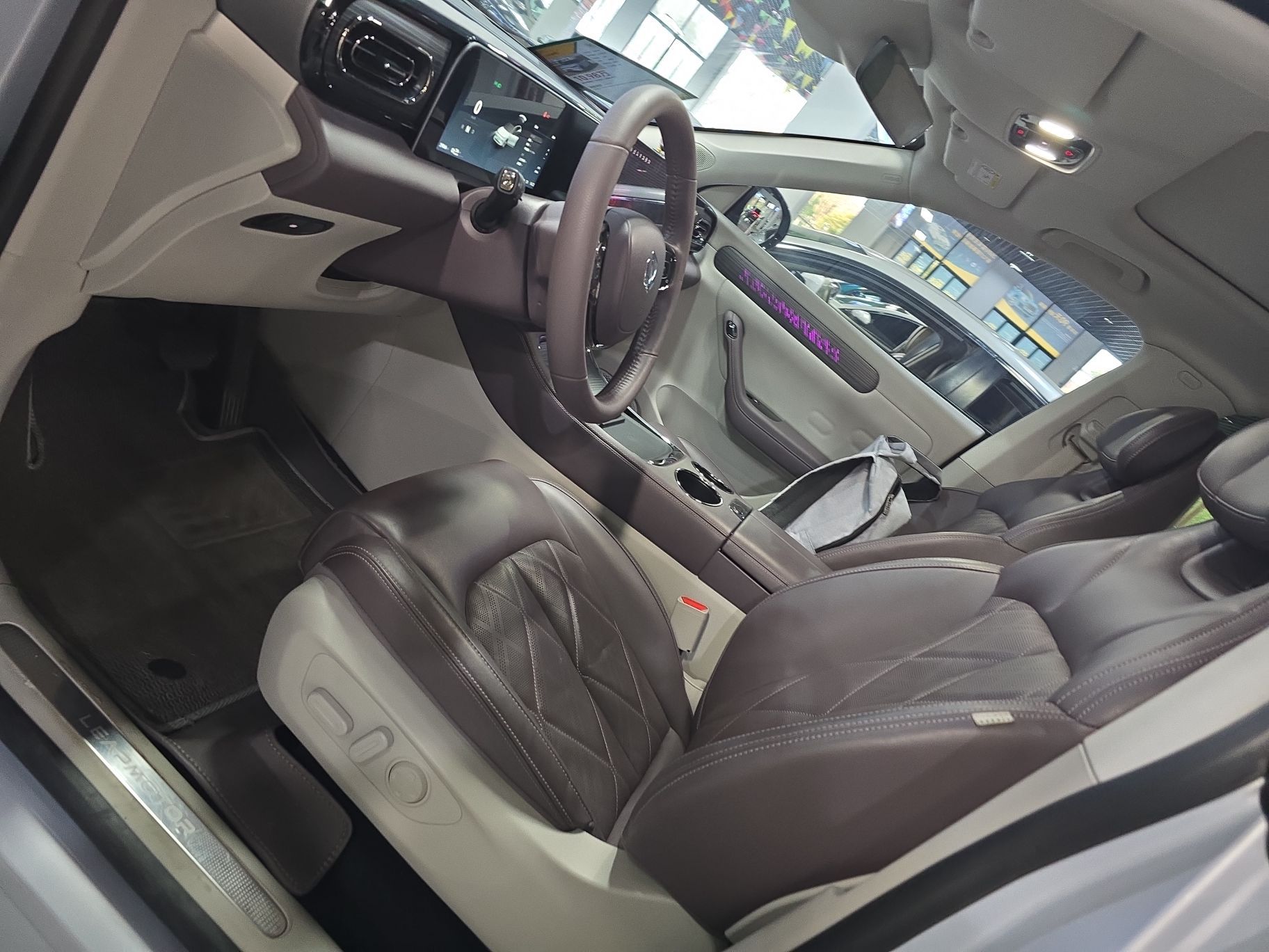 المقاعد الأمامية داخل السيارة