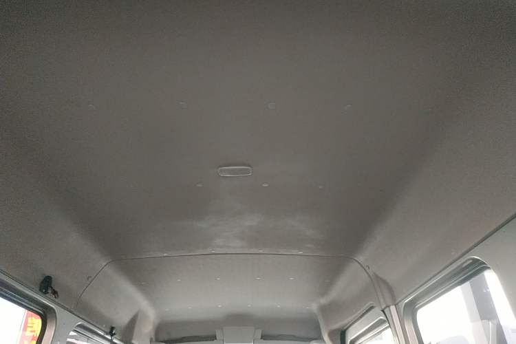 Used Dongfeng Yufeng Yufeng 2023 V9+ 2.0T Manual Front-Wheel-Drive Multi-Function Mid-Roof Van with 7/8/9 Seats
