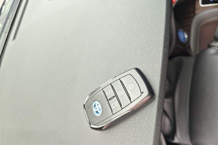 Used Toyota Granvia 2023 2.5L Hybrid Luxury Edition