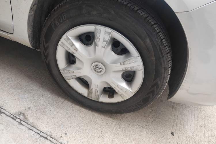 Used Nissan Sunny 2011 1.5XE Manual Comfort Edition Right Front Wheel Hub