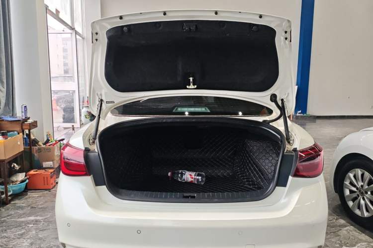 Used Infiniti Q50L 2018 2.0T Enjoyment Version China VI Standard
