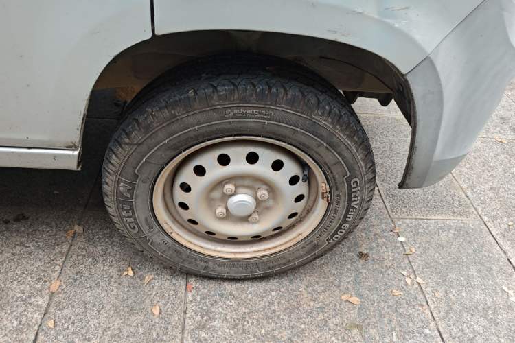 Used Wuling Zhiguang 2020 1.2L Practical Model China VI LSI Right Front Wheel Hub