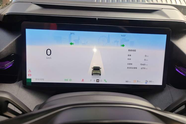 Used Lynk & Co 08 EM-P 2025 220 km All-Wheel-Drive Performance Halo
