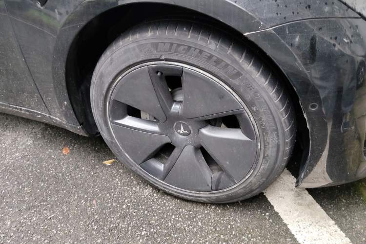 Used Tesla Model 3 2021 Standard Range Rear-Drive Upgraded Version Right Front Wheel Hub