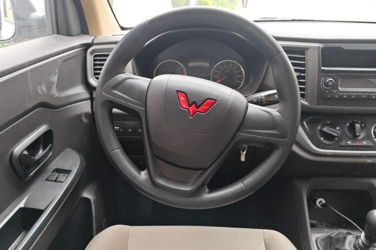 Used Wuling Hongguang V 2022 1.5L Jingqu Edition Electric-Assist LAR Steering Wheel
