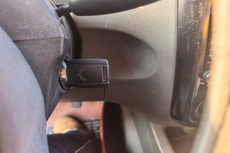 Used Wuling Rongguang V 2016 1.5L Practical Version Non-Power-Assisted
