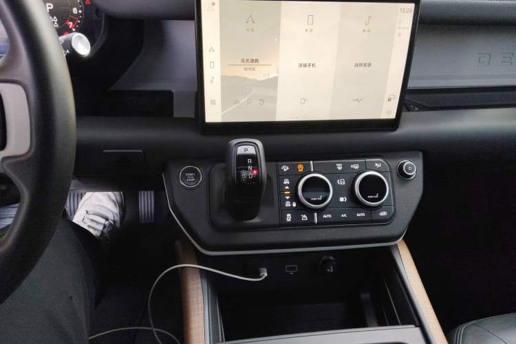 Used Land Rover Defender 2023 130 3.0T P400 HSE Audio And AC Panel