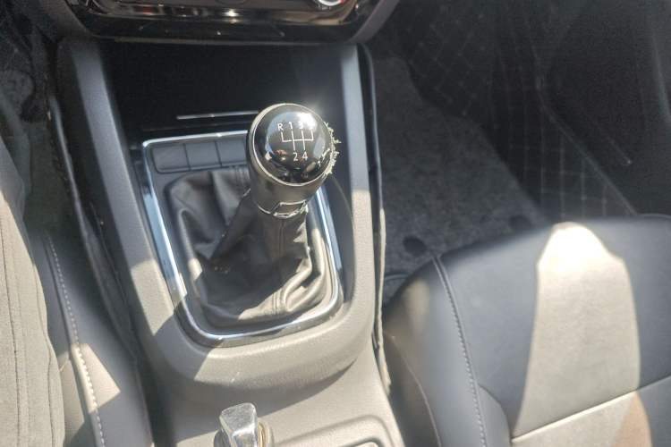 Used Volkswagen Sagitar 2015 1.6L Manual Comfort Model Gear Lever