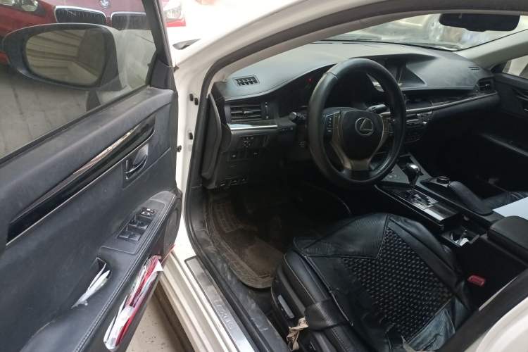 Used Lexus ES 2013 300h Elite Edition