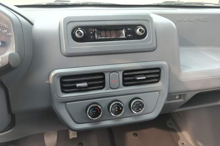 Used Wuling Yangguang 2024 300KM Comfort Version Passenger Van 75kW
