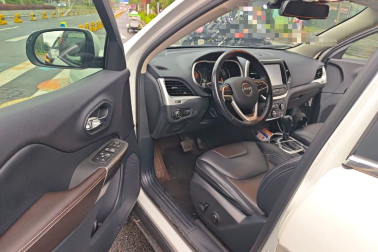 Used Jeep Cherokee 2020 2.0L Two-Wheel Drive Classic Sports Edition
