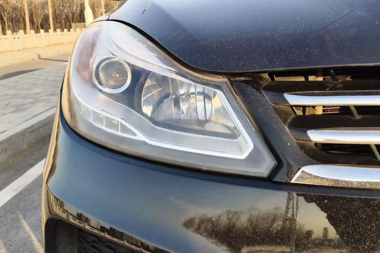 Used JMC Yusheng S350 2013 2.4T Manual Two-Wheel Drive Diesel Ultra-Luxury 5-Seater