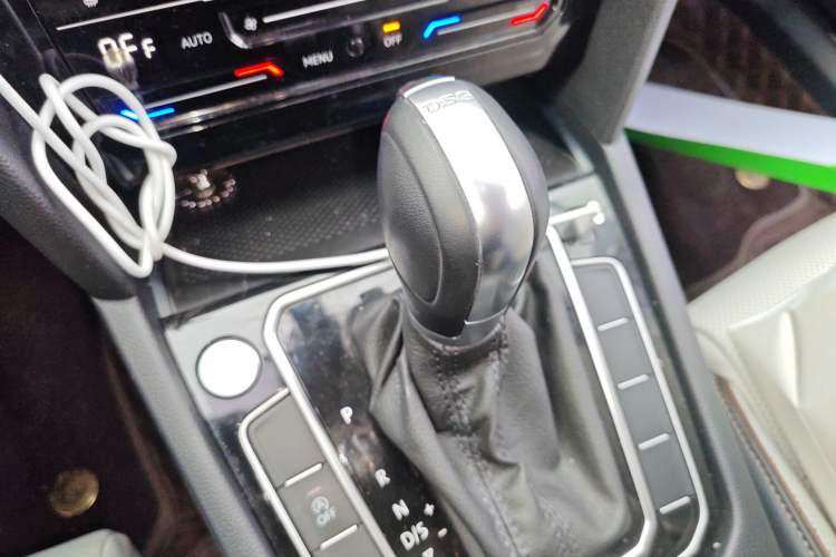 Used Volkswagen Magotan 2024 2 Million Units Zhongxiang Version 330TSI DSG Luxury Edition Gear Lever