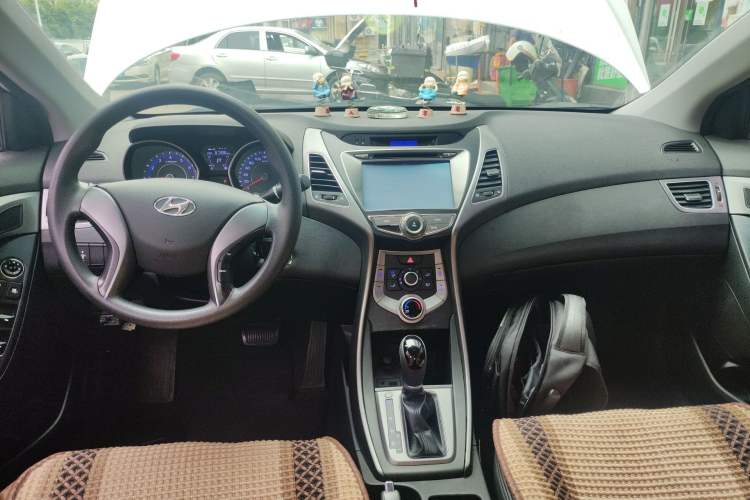 Used Hyundai Elantra (5th Generation / Langdong) 2015 1.6L Automatic Fashion Model Center Console
