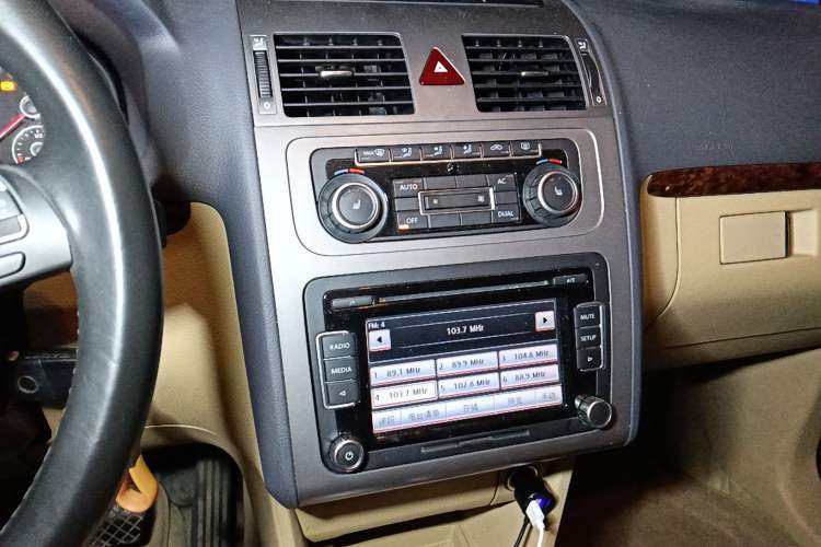 Used Volkswagen Touran 2011 1.4T DSG ZhiZhen Edition 5 Seats Audio And AC Panel