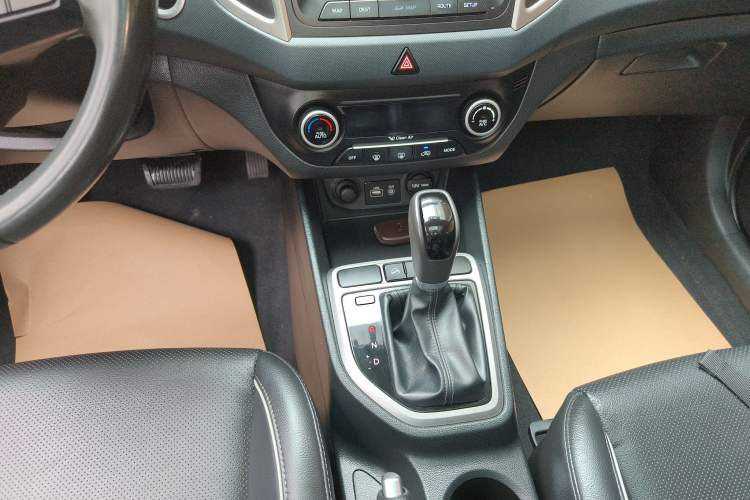 Used Hyundai ix25 2015 1.6L Automatic Two-Wheel-Drive Deluxe DLX Model Gear Lever