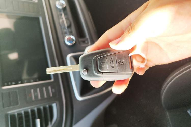 Used SAIC MAXUS Xintu V80 2024 Aotong Value Edition 6MT Long-Wheelbase Mid-Roof Model with 127 Ps Available in 6/7/8/9-Seater Configurations Vehicle Key