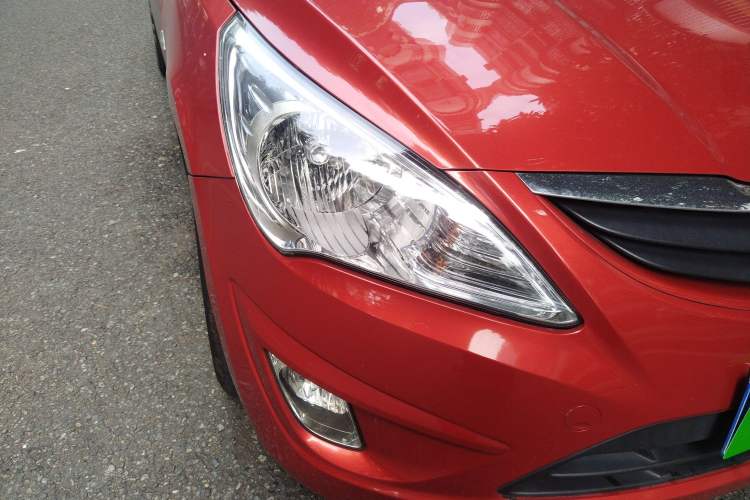Used Hyundai Verna (older generation) 2013 Sedan 1.4L Automatic Standard GL Model Right Front Headlight
