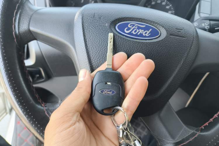 Used Ford Transit 2017 2.0T Diesel Multi-Function Commercial Vehicle Mid-Drive Mid-Roof China V Standard
