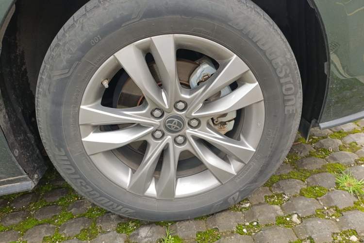 Used Toyota SIENNA 2021 2.5L Hybrid Platinum Edition Right Front Wheel Hub