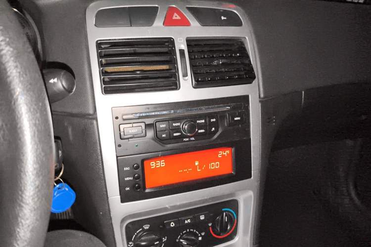 Used Peugeot 307 2010 Hatchback 1.6L Automatic Comfort Edition Audio And AC Panel