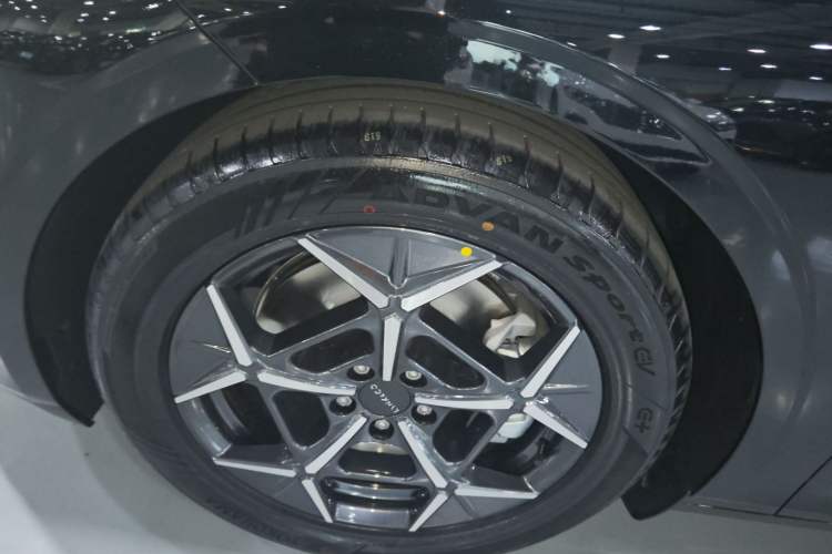 Used Lynk & Co Z10 2025 71 kWh 602 km Range Rear-Wheel Drive Pro