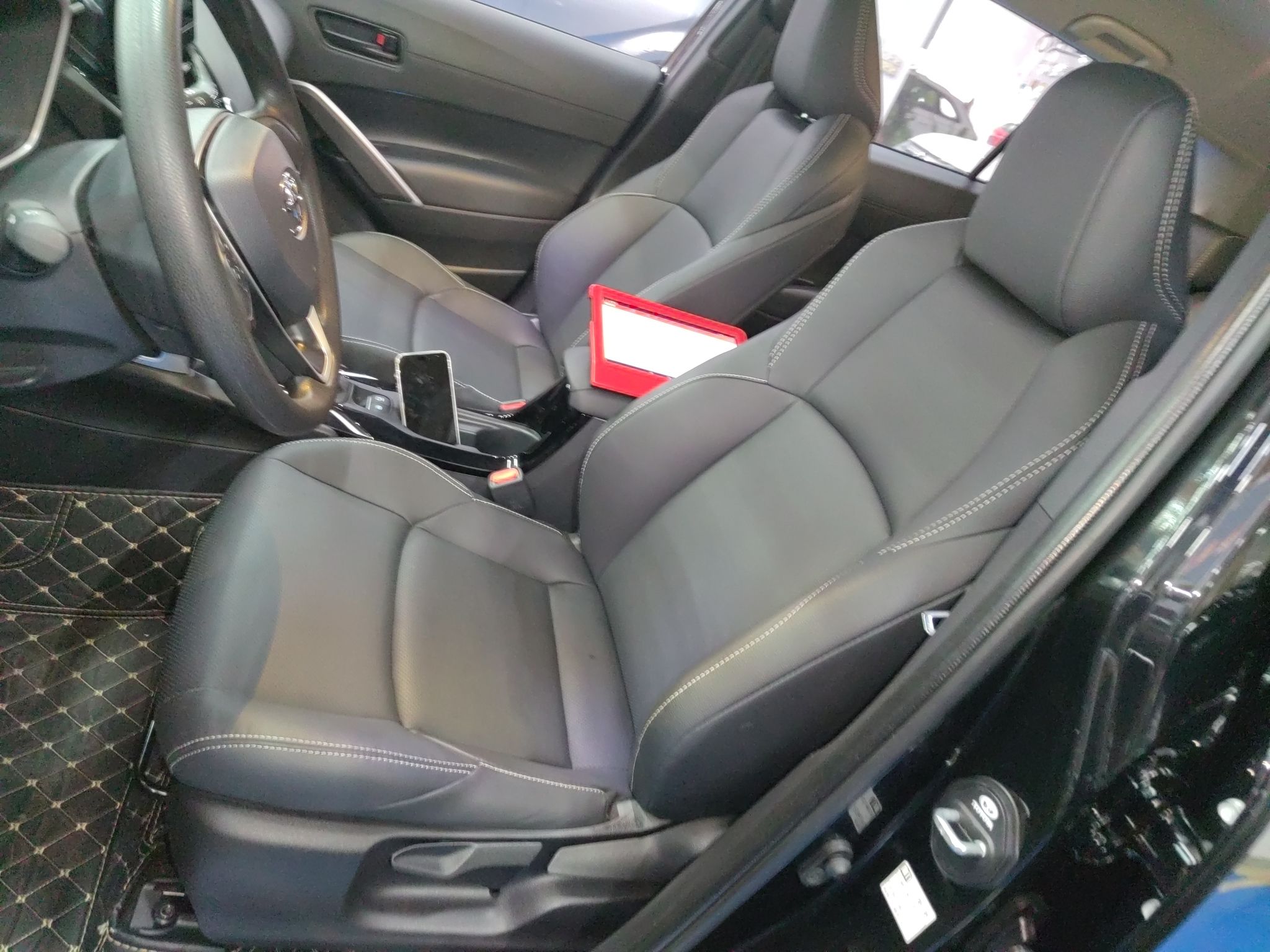 المقاعد الأمامية داخل السيارة