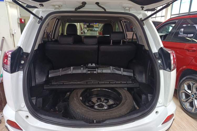 Used Toyota RAV4 2016 2.0L CVT Two-Wheel Drive Fashion Edition China V Standard Trunk