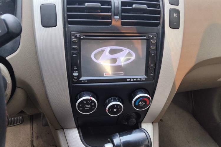 Used Hyundai Tucson 2009 2.0L Automatic Two-Wheel Drive with Sunroof Audio And AC Panel