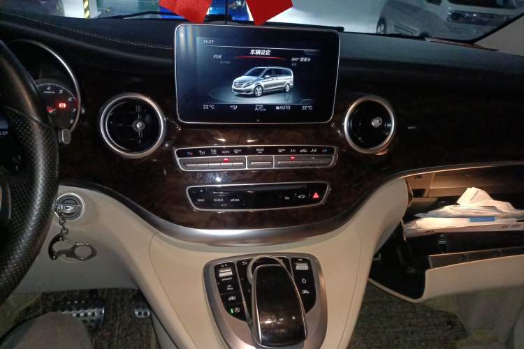 Used Mercedes-Benz V-Class 2017 V 260 L Prestige Extended Edition Audio And AC Panel