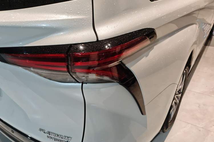 Used Toyota SIENNA 2021 2.5L Hybrid Platinum Edition Right Rear Taillight