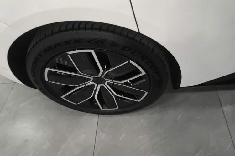 Used Avatr 12 2025 Refresh Max Extended-Range Version Right Rear Wheel Hub