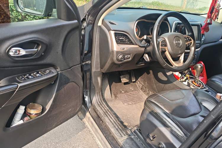 Used Jeep Cherokee 2017 2.0L Superior Edition