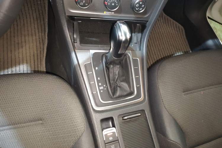 Used Volkswagen Golf 2016 1.6L Automatic Comfort Model Gear Lever