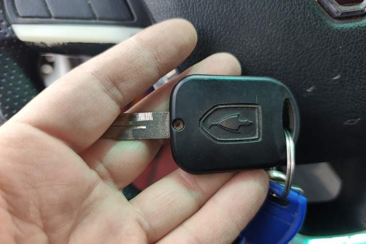 Used Jinbei New Hiace S 2023 1.5L Wealth Edition Van 2/5-Seater Air-Conditioned Model SWC15M Vehicle Key