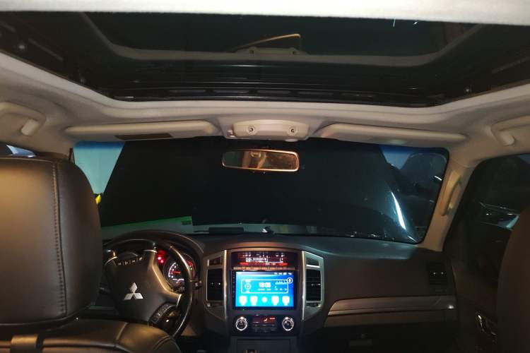 Used Mitsubishi Pajero 2015 3.0L Automatic Luxury Version China V Standard Headliner