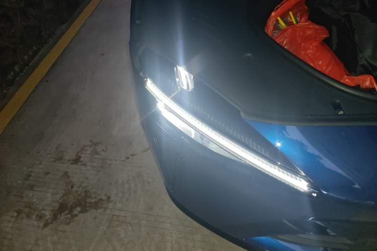 Used Xiaomi Auto YU7 2025 Ultra-Long Range Rear-Wheel Drive Version Right Front Headlight