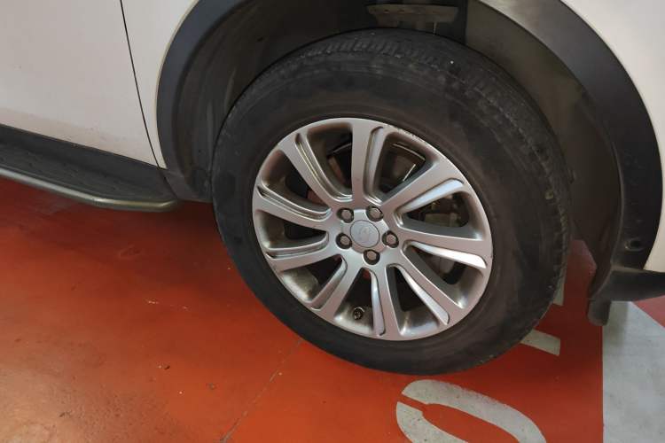 Used Land Rover Discovery Sport 2018 240 PS SE Version Right Front Wheel Hub