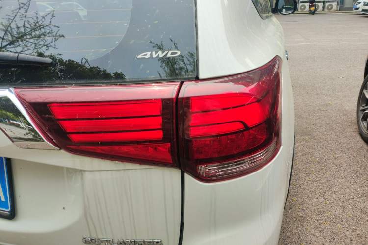 Used Mitsubishi Outlander 2019 2.4L 4x4 Zhi Xiang Edition 7 Seats China VI Standard Right Rear Taillight