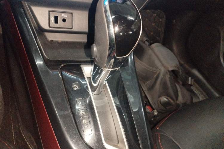 Used Nissan Lannia 2016 1.6L CVT Cool Edition Gear Lever