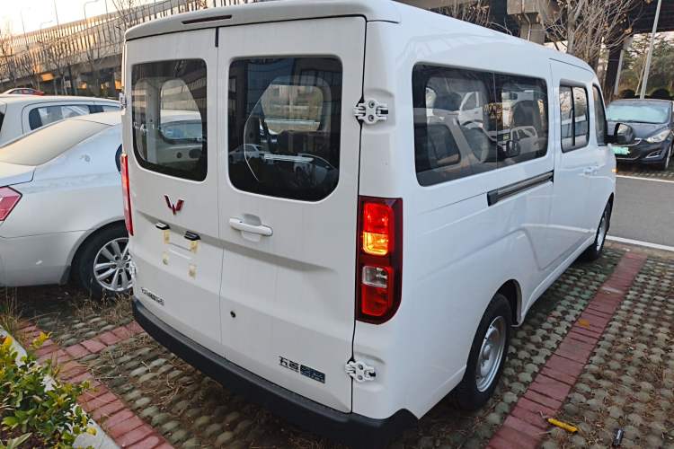 Used Wuling Yangguang 2024 300KM Comfort Version Passenger Van 75kW